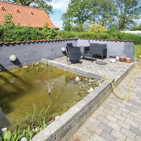 Vakantiehuis Three-bedroom Holiday In *